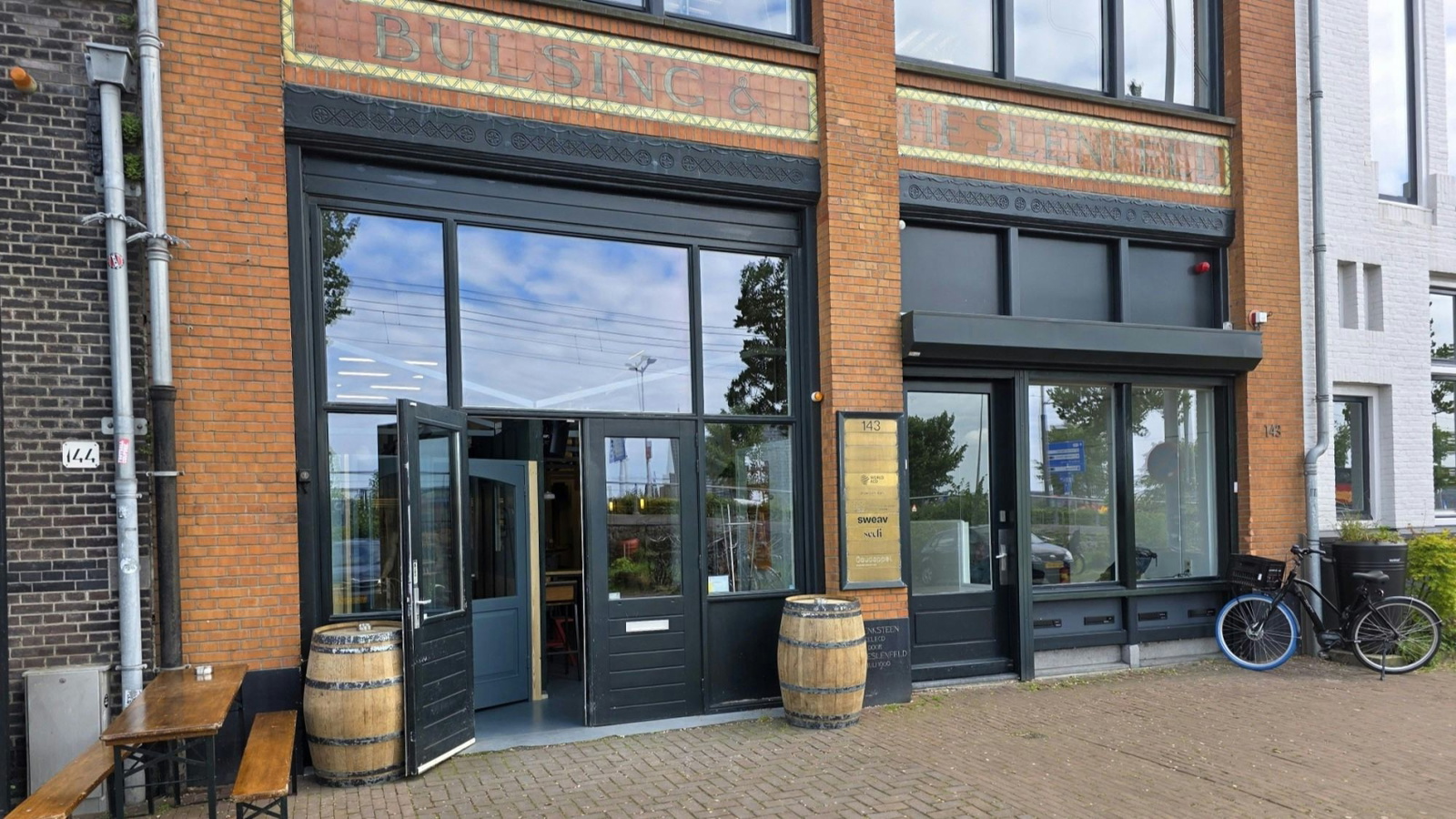 Zuiver Bar: natuurwijn en sake onder één dak aan het IJ